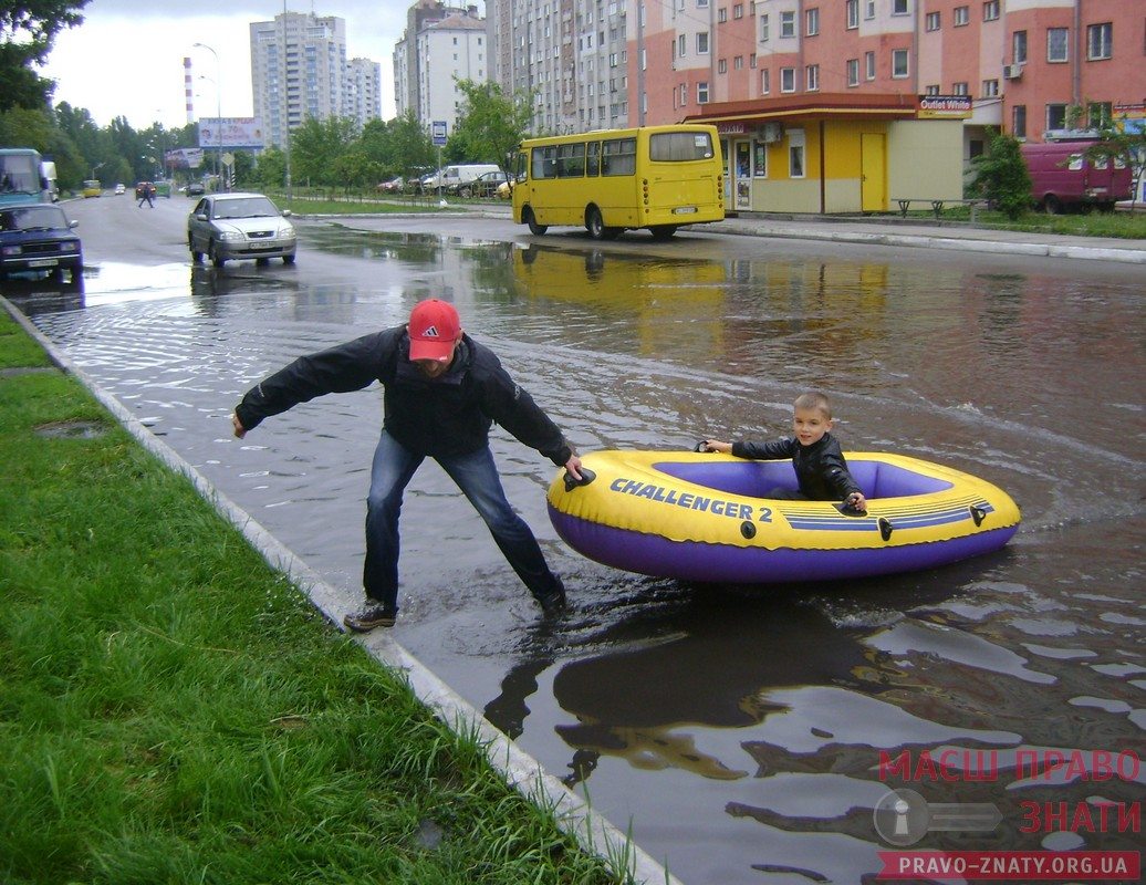 У Броварах влаштували переправу на човні через вулицю Грушевського – ФОТОРЕПОРТАЖ