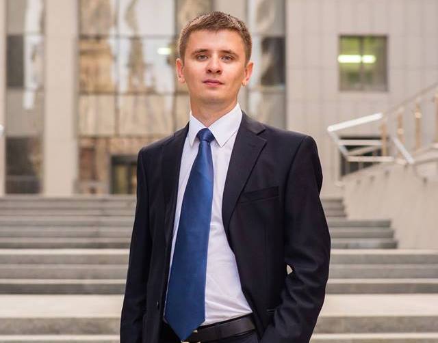 Охоронець «КомКону» надавав стусанів підприємцю за малювання реклами на асфальті? cover image