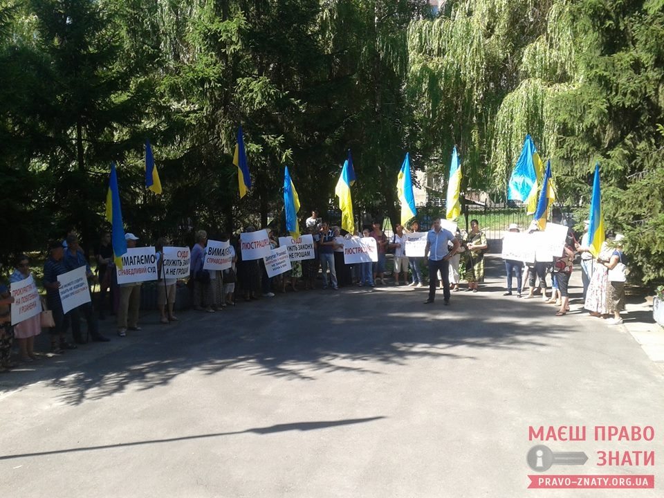 Напади на журналістів, або Як завершився третій день мітингів під броварським судом – ВІДЕО