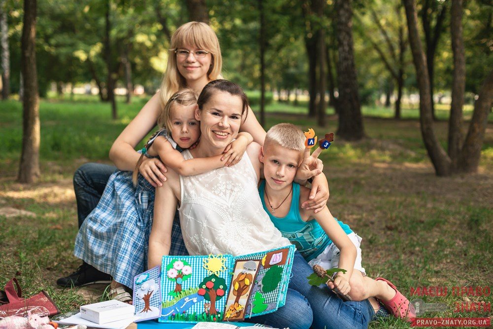 Створення унікальних розвиваючих книжок об'єднує броварську родину cover image