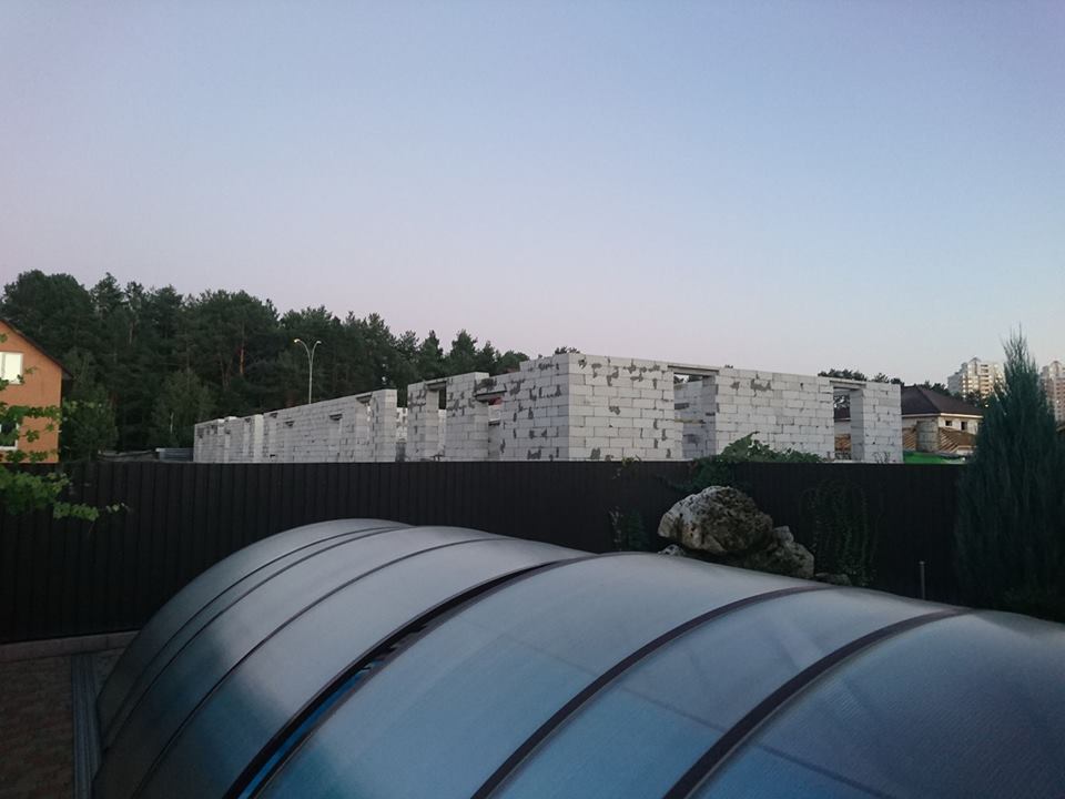 На земельній ділянці Романа Багмута відновили скандальне будівництво – ФОТО cover image