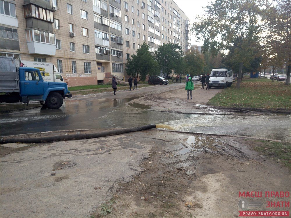 Бровари на добу лишились без води та опалення через прорив каналізаційного колектора – ФОТО