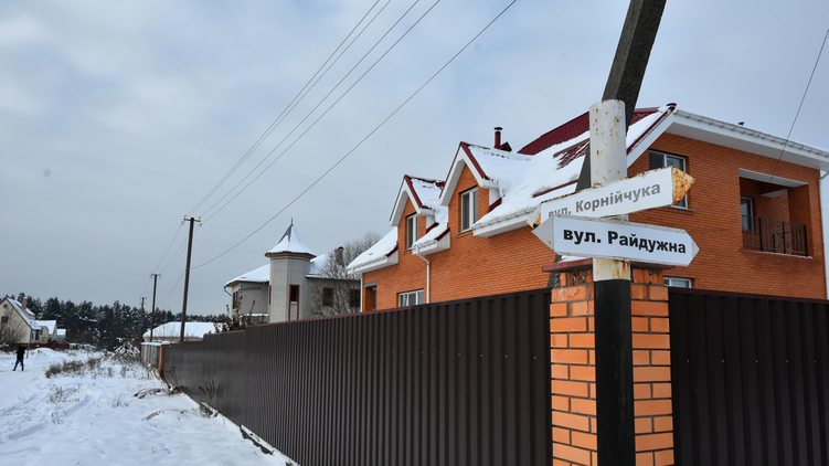 Розстріл поліцейських у Княжичах: запитань більше, ніж відповідей – ВІДЕО
