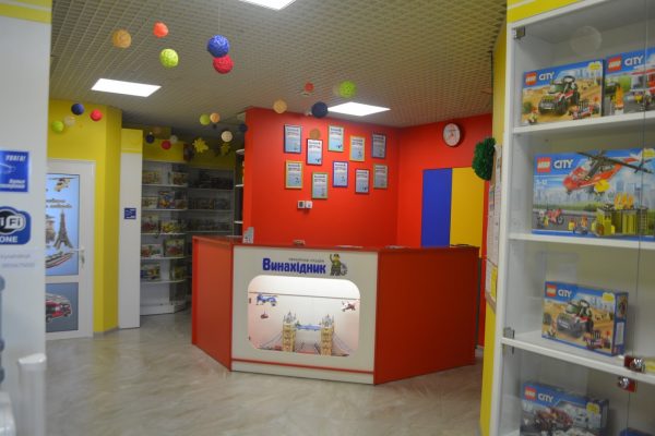 Броварські дитячі LEGO-студії: як навчитися керувати роботами cover image