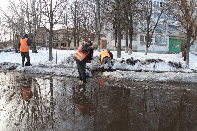 Дірки на дорогах та паводки: броварські комунальники звітують про початок роботи cover image