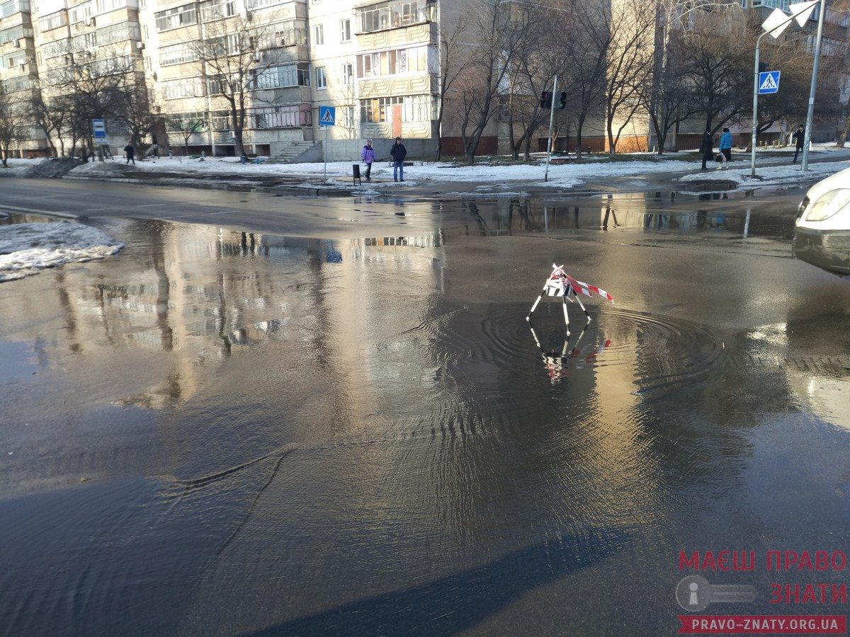 Вулицю Грушевського залило водою: фонтанує з-під люків і зливають відкачане – ФОТО