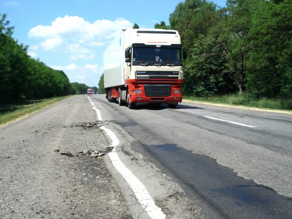 Зважені та нещасливі. У Броварах провели перевірку руху великовагового транспорту через місто