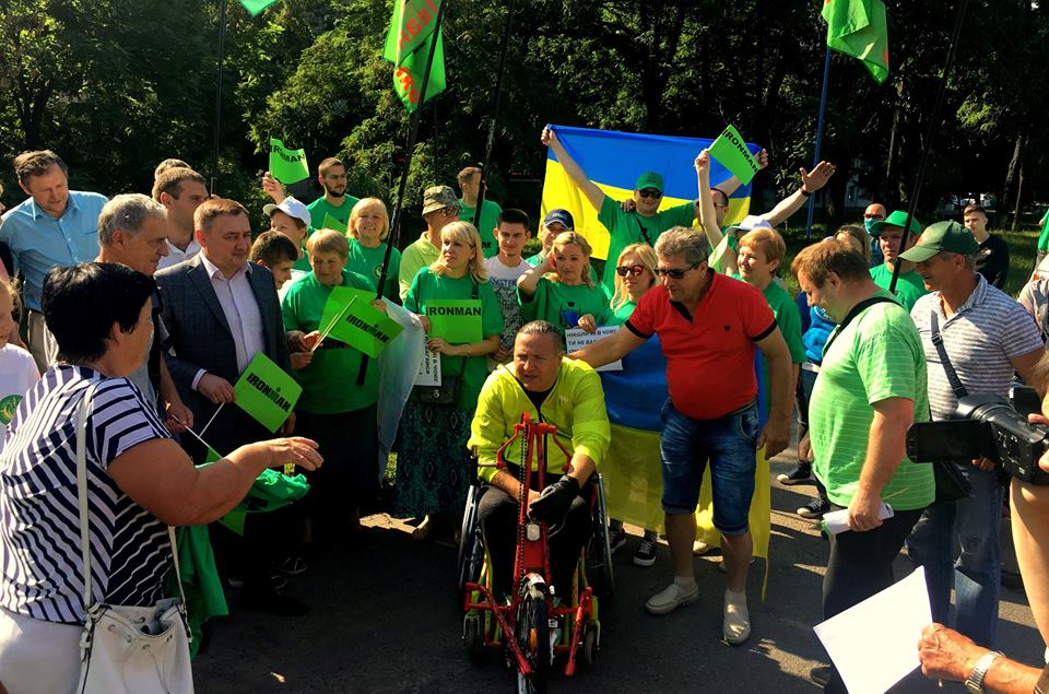 Олег Іваненко намагається встановити світовий рекорд із тріатлону – ВІДЕО